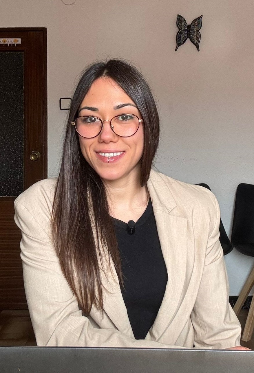 Mujer sonriendo relajada